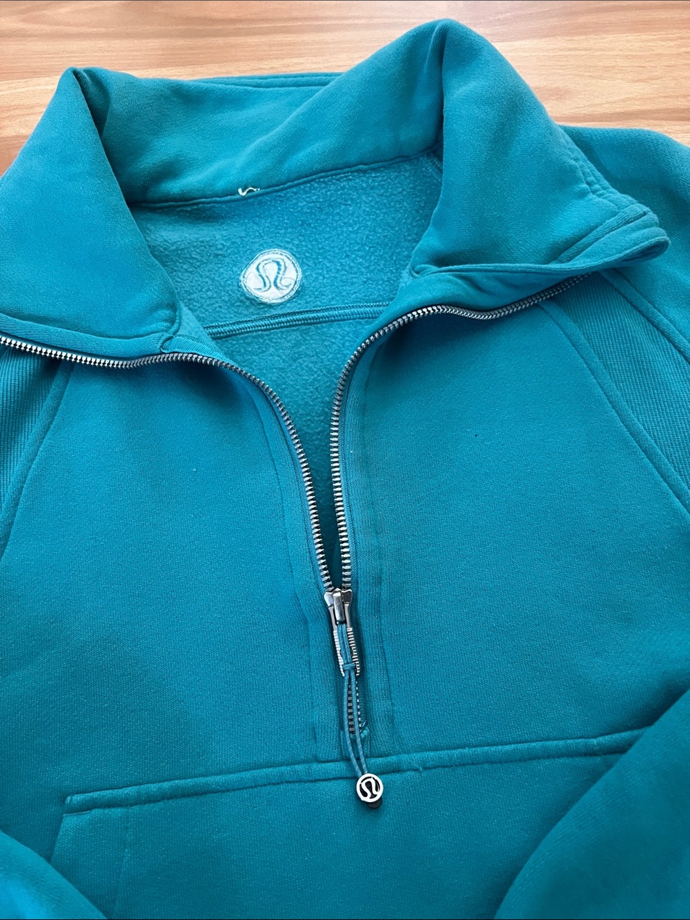 Lululemon Scuba Hoodie. Cropped. Good condition. Size M/L